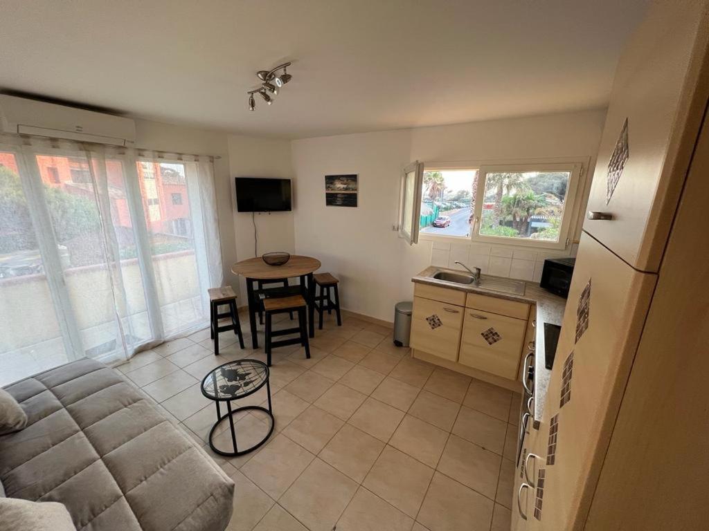 Plein Sud, Bel Appartement 20 Metres De La Plage La Capte Hyeres Exterior photo
